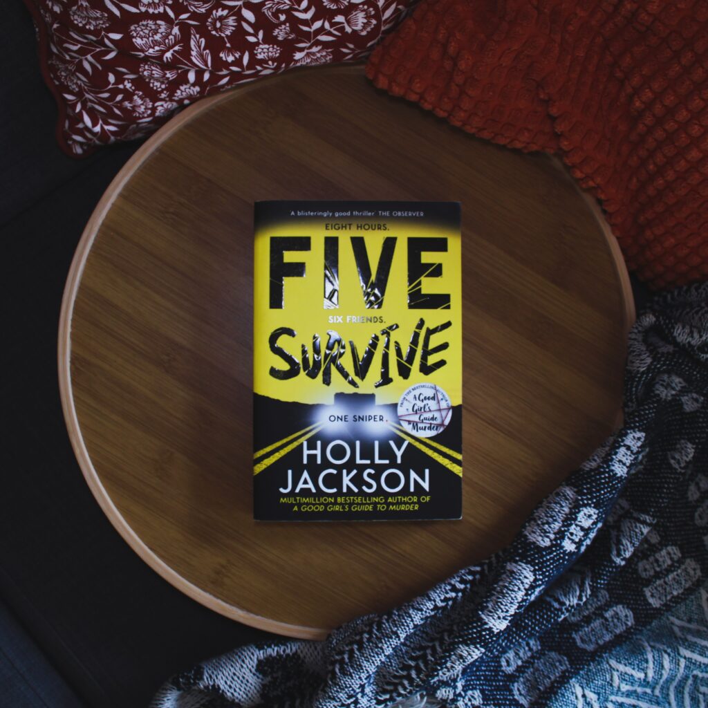 Inszenierte Buchpräsentation von dem Buch Five Survive