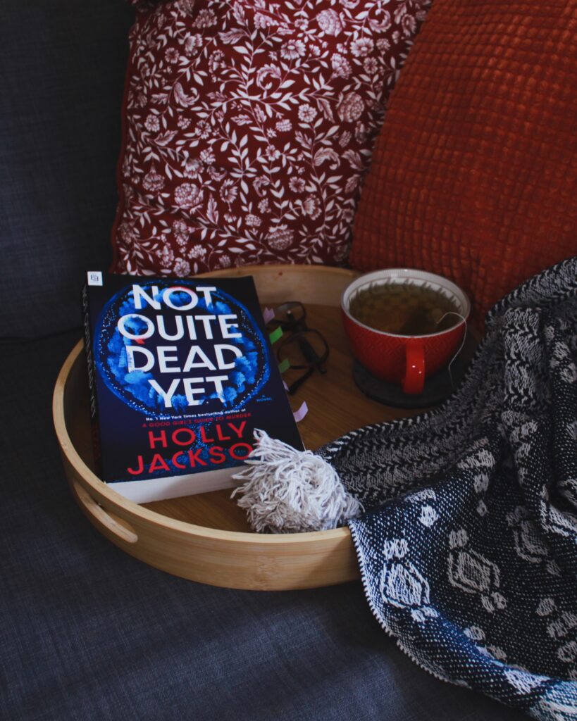 Buch-Lese-Ecke mit Tee und dem Buch Not Quite Dead Yet
